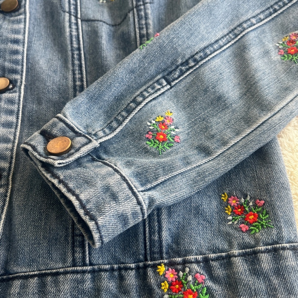 TINSEL Denim Couture Floral Embroidered Cropped Denim Jacket Medium Wash Boho M - Picture 14 of 16